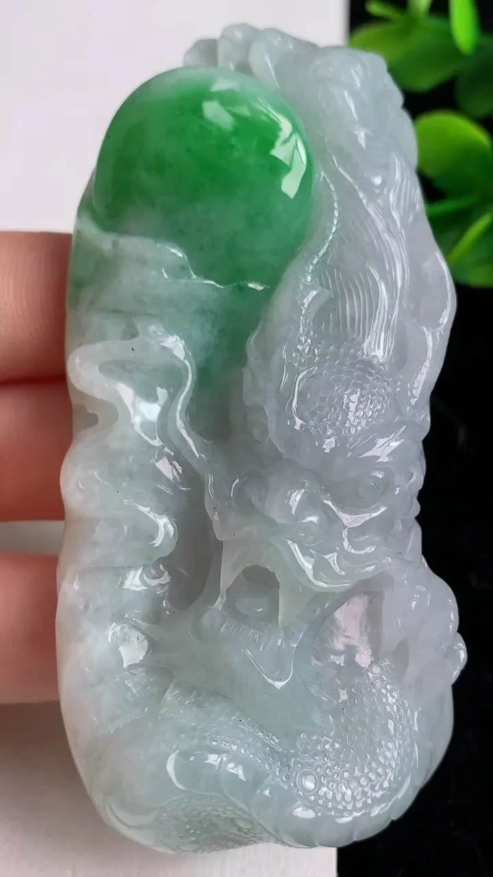天然A货翡翠龙牌吊坠，尺寸83-40-14，重:80.10g
5月9日