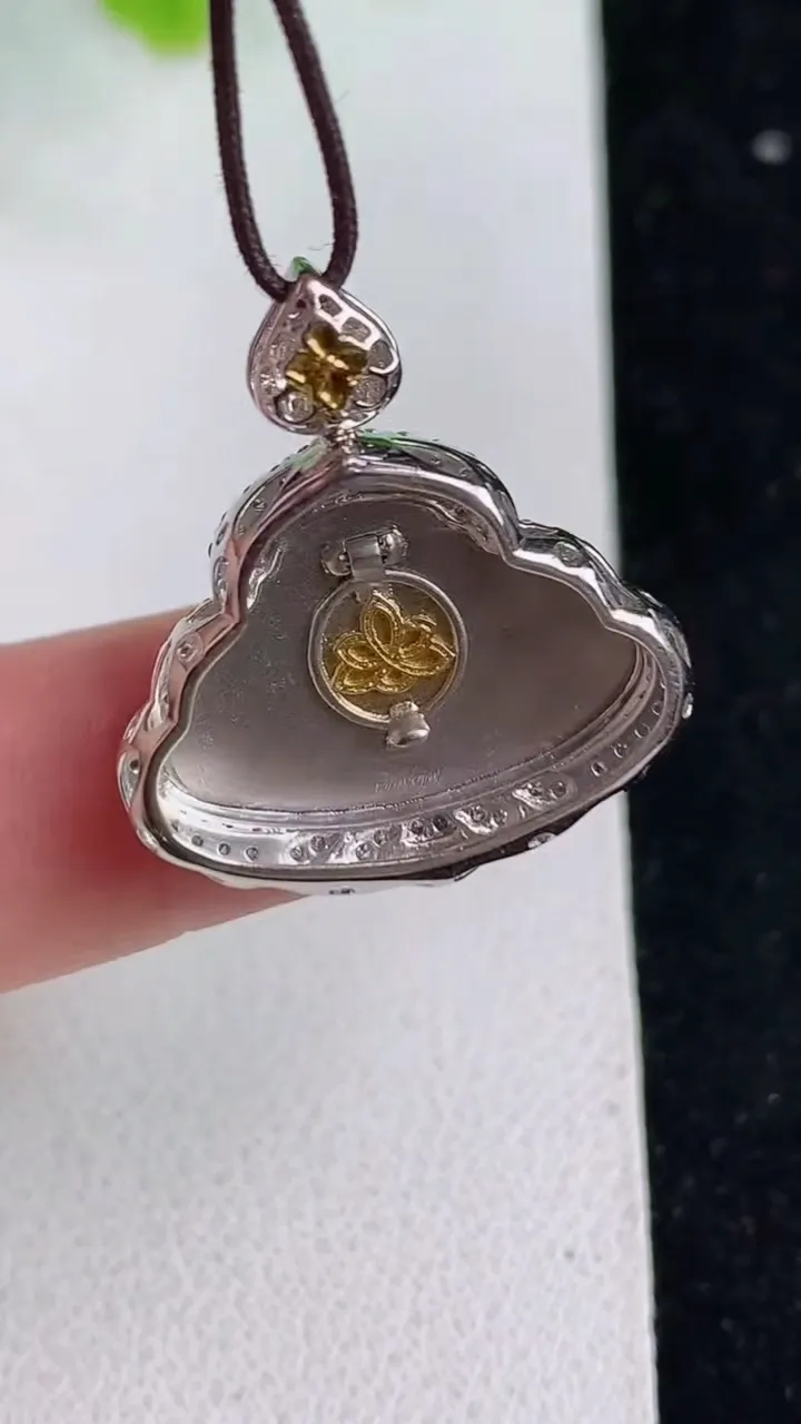 天然A货翡翠佛公吊坠，尺寸23.7-21.8-7.5，裸石12.5-19.3，重量:4.10g
5月9日