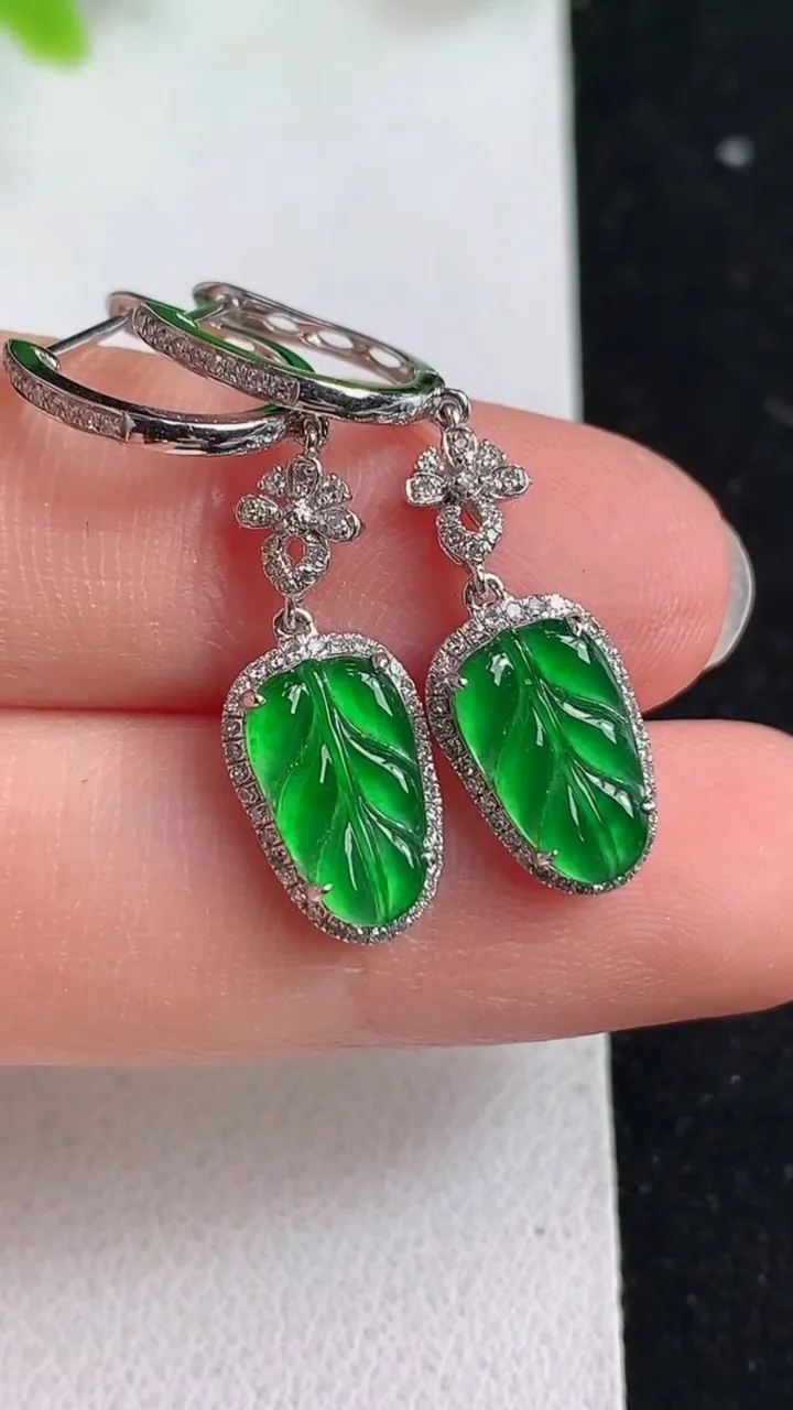 天然A货翡翠金枝玉叶 叶子耳坠，尺寸11-6.3，重量:3.17g
5月9日