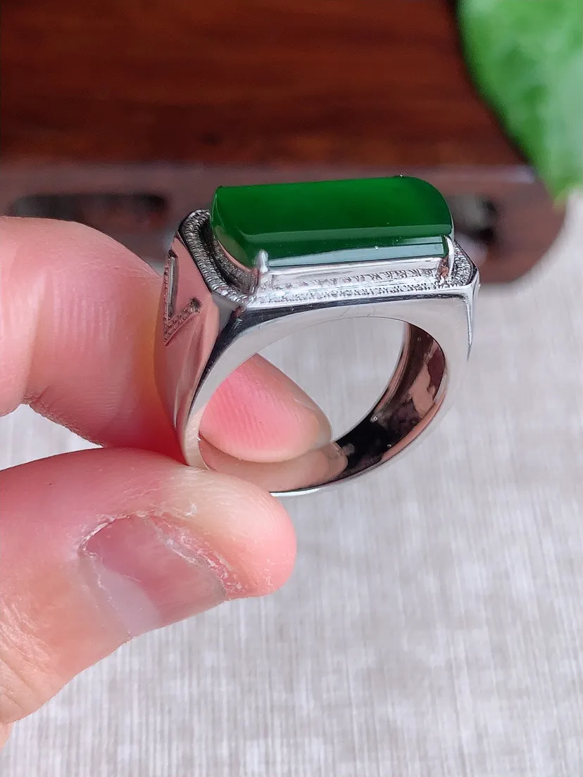 天然A货翡翠18K金伴钻镶嵌满绿马鞍戒指 圈口18裸石尺寸18×8.5mm 重量4.75g 0508