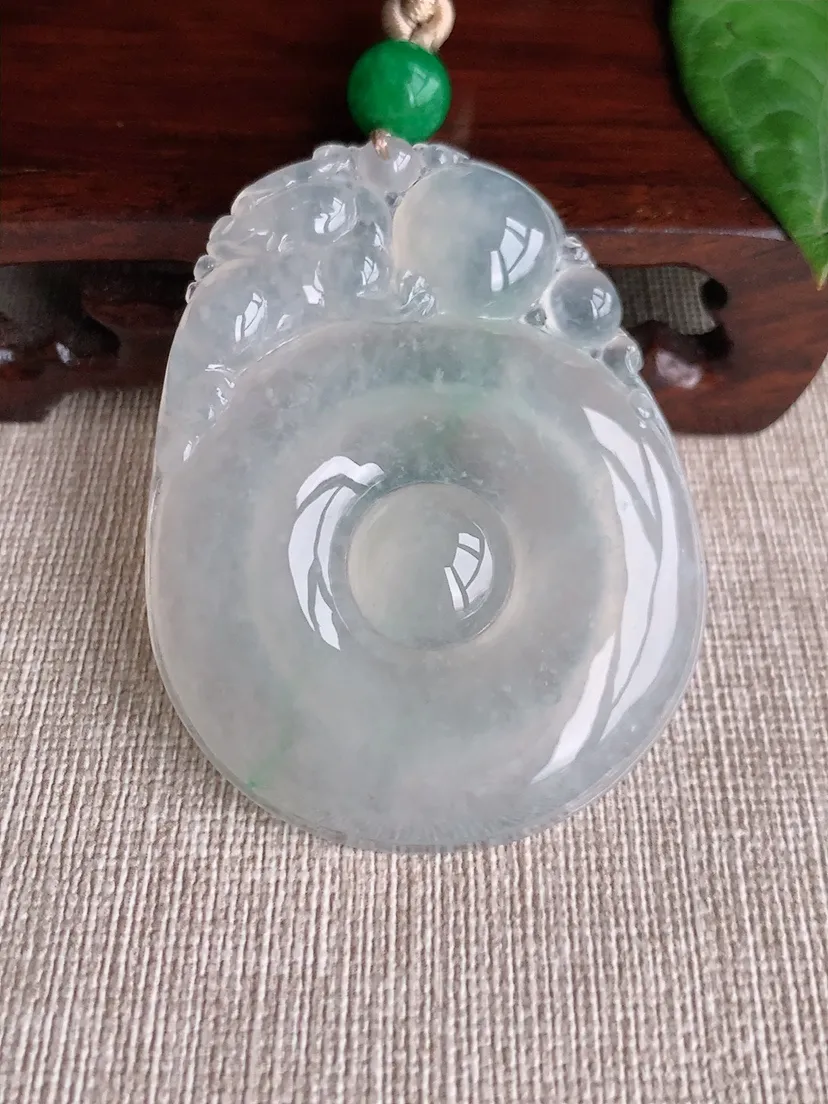 天然A货翡翠飘绿福贝吊坠尺寸56.8×43.6×6m量32.80g 0507