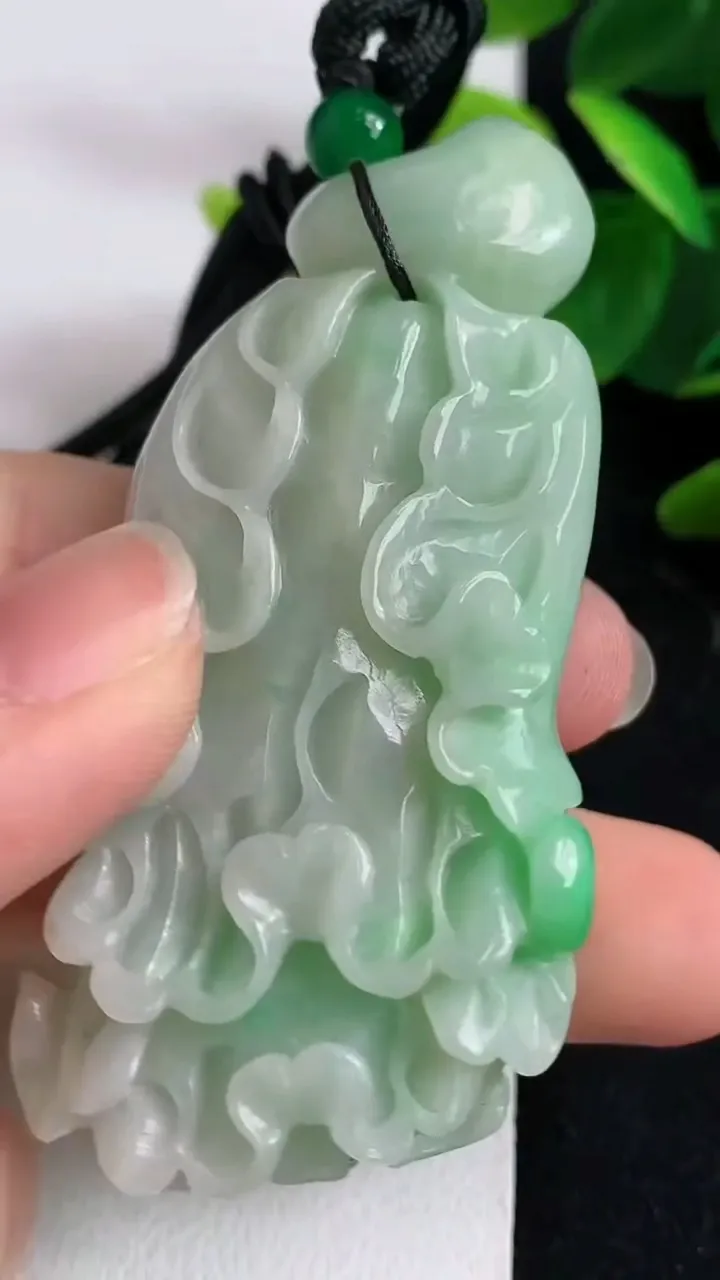 天然A货翡翠白菜吊坠，尺寸65.5-31.4-15.5，重:48.83g
5月9日