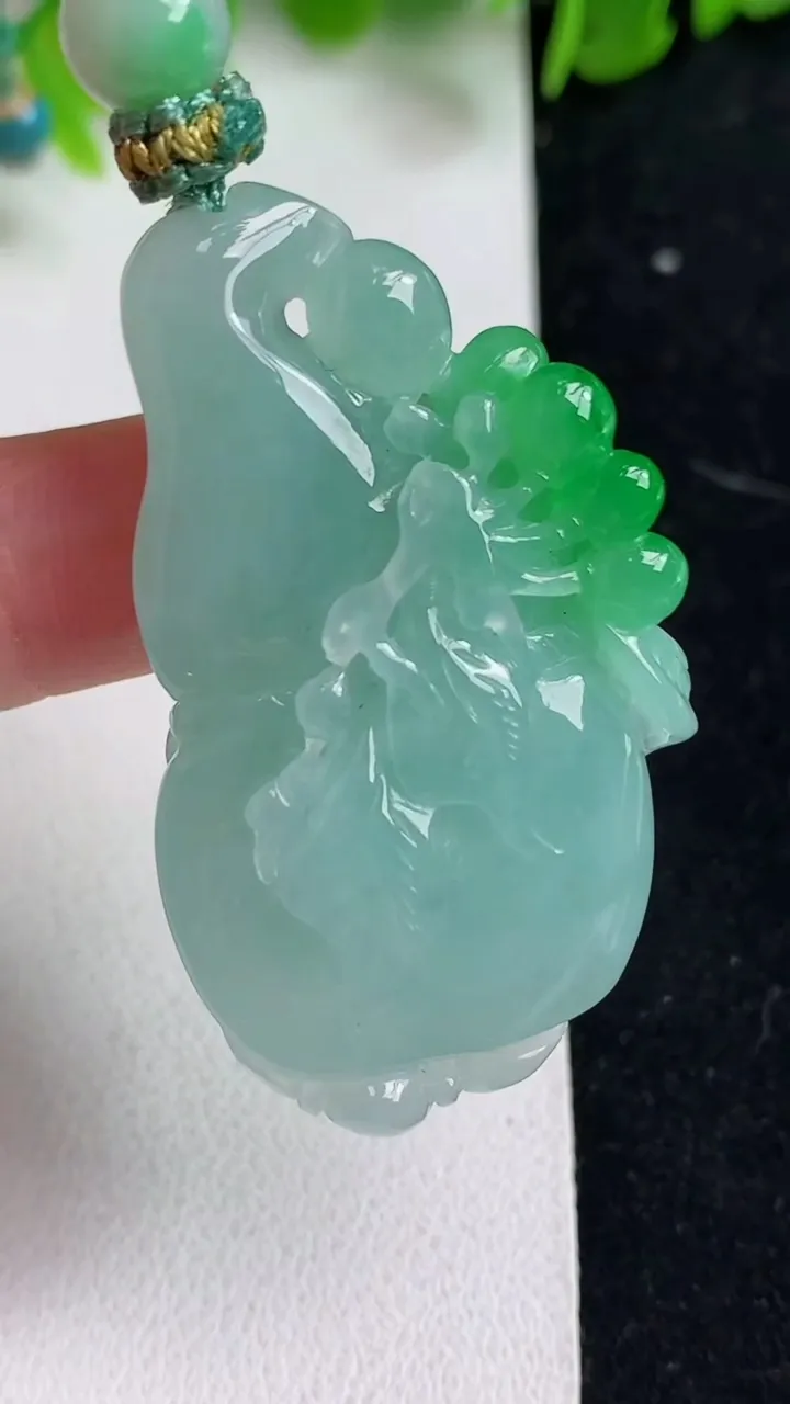 天然A货翡翠葫芦吊坠，尺寸44.4-26-11.5，重量:25.40g
5月9日