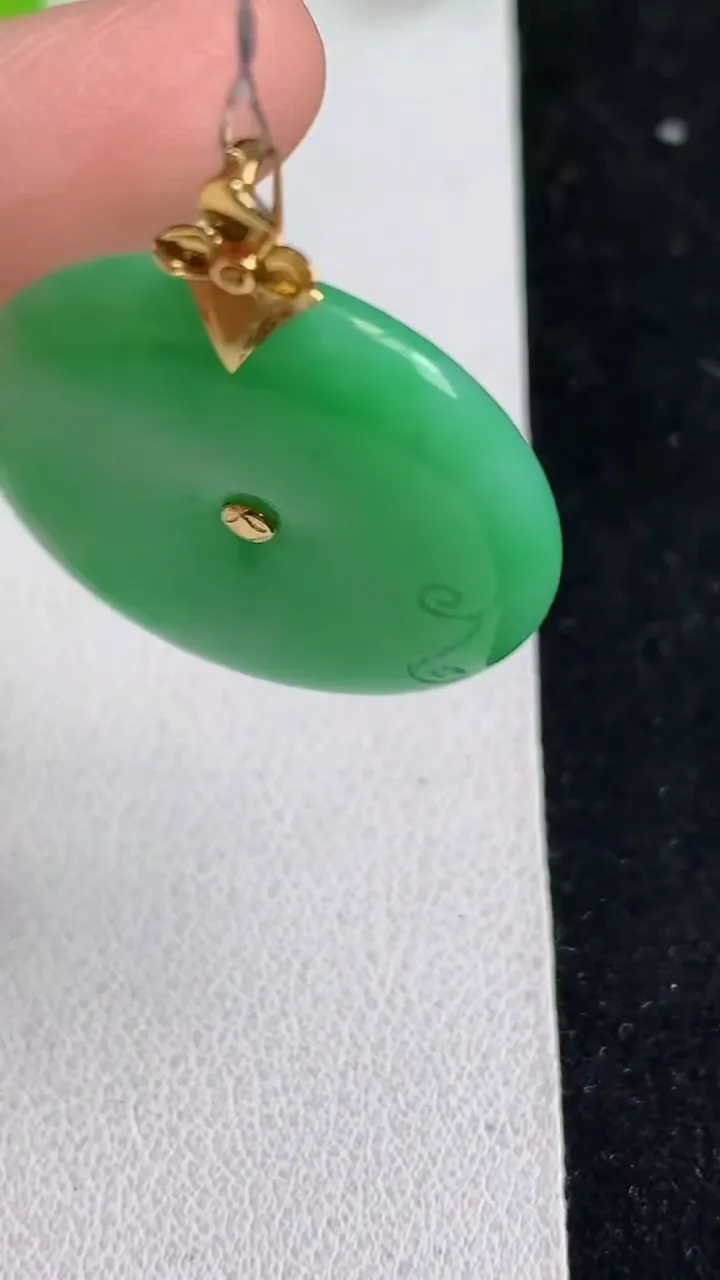 天然A货翡翠平安扣吊坠，尺寸28.3-5.7，重量:10.57g
5月9日