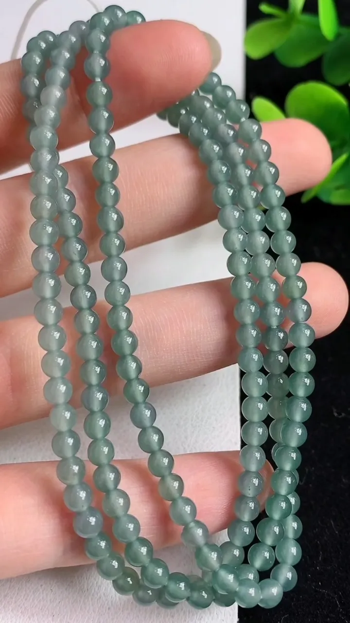 天然A货翡翠蓝水小米珠项链166颗，尺寸4，重:18.58g
5月9日