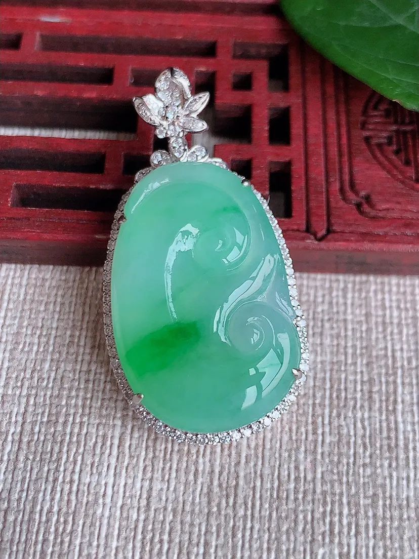 天然A货翡翠18K金伴飘阳绿如意吊坠尺寸39×20×8.3裸石27.3×17.7m量8.72g 0508