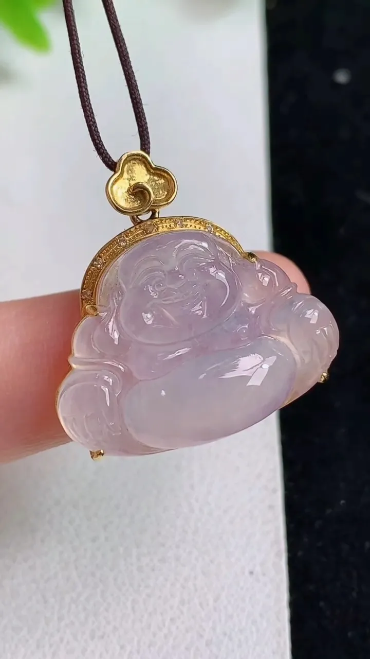 天然A货翡翠白冰佛公吊坠，尺寸18.5-25.6-8.4，重量:5.43g
5月9日