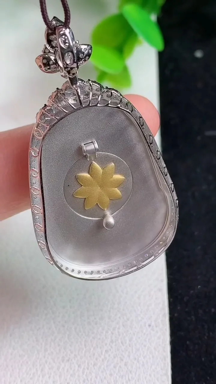 天然A货翡翠如意吊坠，尺寸44-24-7裸石30.6-22，重量:8.22g
5月9日