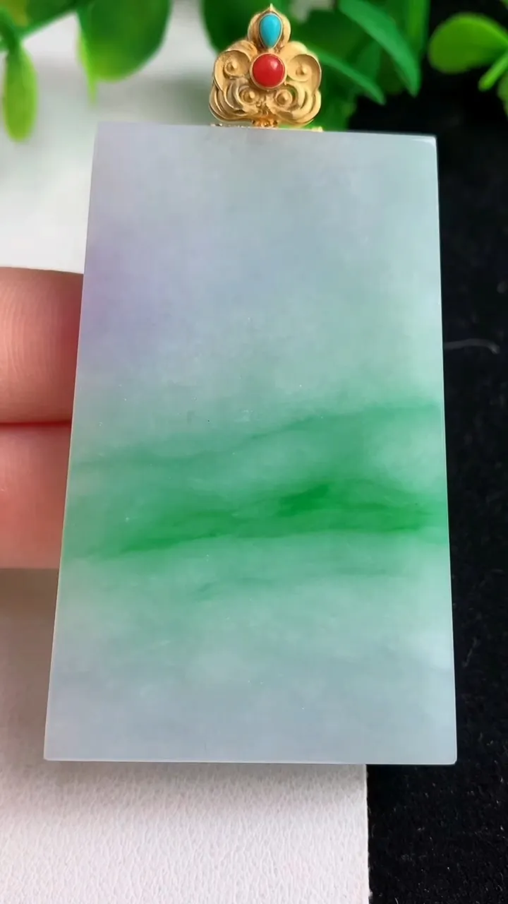 天然A货翡翠k金春带彩 紫罗兰无事牌吊坠，尺寸60.5-39-5.7，重量:42.75g
5月9日