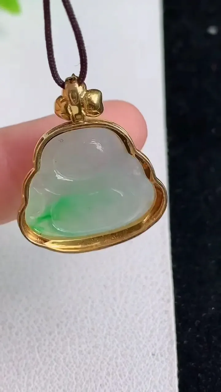 天然A货翡翠佛公吊坠，尺寸23.6-20.6-7.6裸石15.7-19，重量:3.52g
5月9日