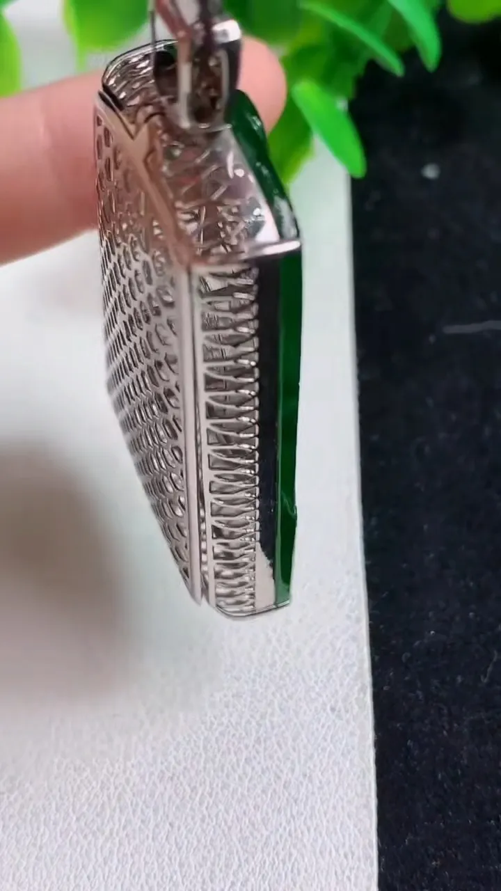 天然A货翡翠大势至观音菩萨吊坠，尺寸47.6-30-10.5，重量:19.30g
5月9日