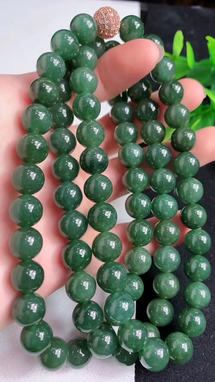 天然A货翡翠圆珠项链80颗，尺寸9，重:125.37g5月9日
工厂直销收藏佳品,种好水足，色泽均匀，有种有色，上手高大气！