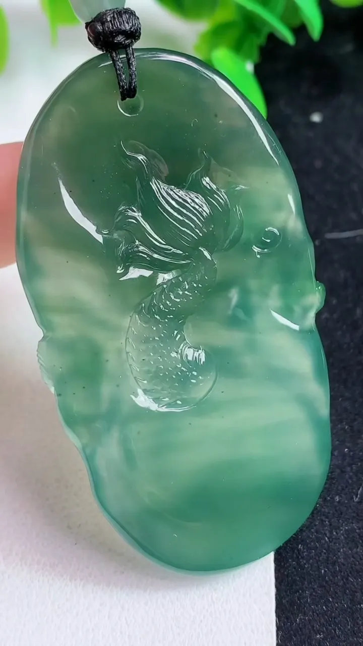 天然A货翡翠龙牌吊坠，尺寸64-35.2-10.8，重量:42.62g
5月9日