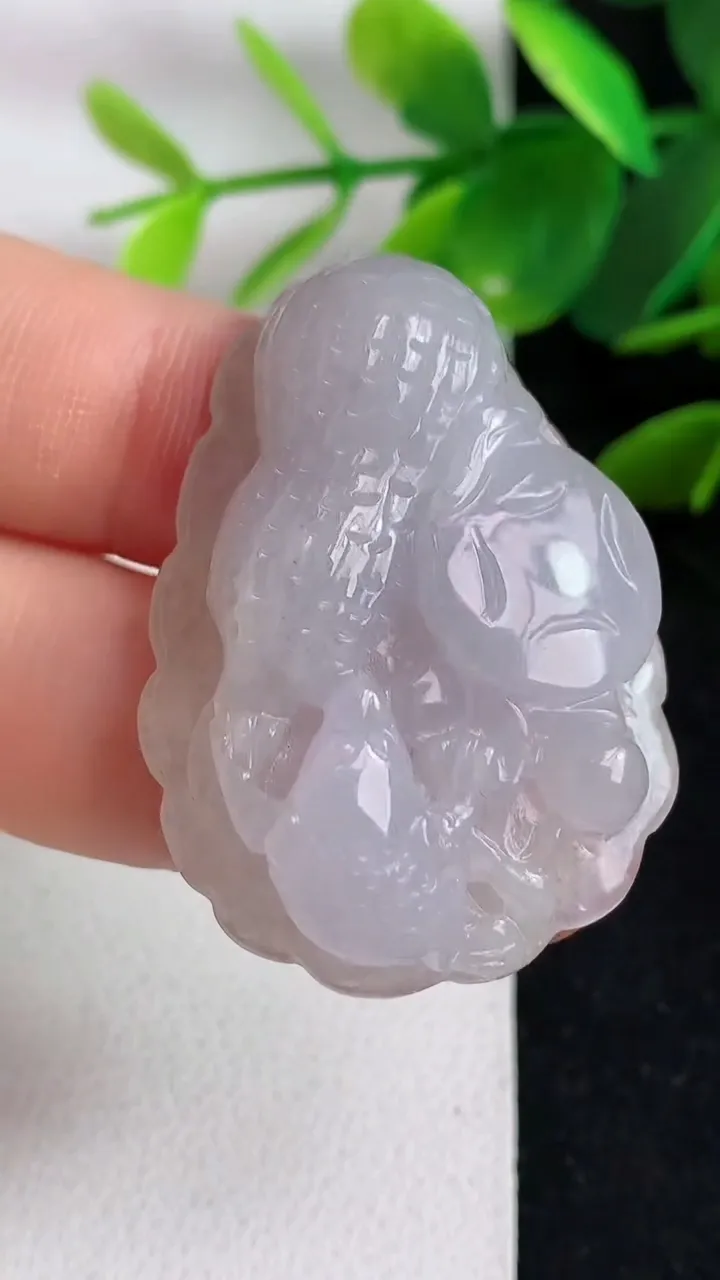 天然A货翡翠白冰花生吊坠，尺寸38.6-28-10，重:15.74g
5月9日