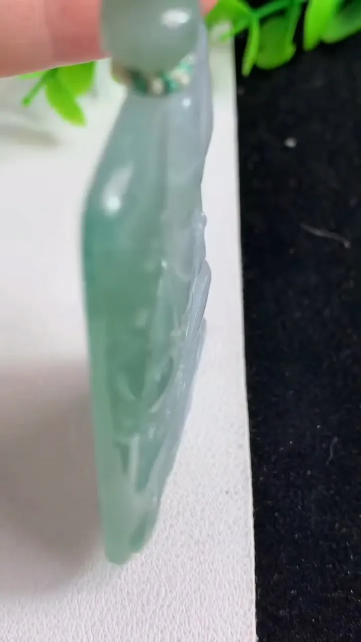 天然A货翡翠普贤菩萨吊坠，尺寸65.2-39-5.8，重量:38.76g
5月9日