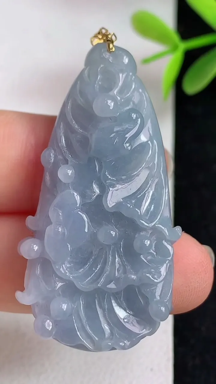 天然A货翡翠紫罗兰白菜吊坠，尺寸44-23.2-9.5，重:13.70g
5月9日