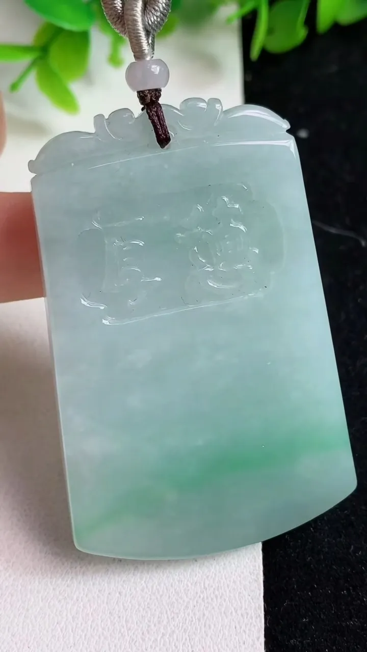 天然A货翡翠蝙蝠吊坠，尺寸58.5-38.3-6，重量:41.70g
5月9日