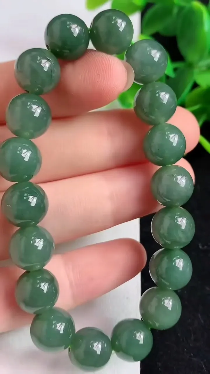 天然A货翡翠圆珠手串18颗，尺寸10，重:32.90g5月9日
工厂直销收藏佳品,种好水足，色泽均匀，有种有色，上手高大气！