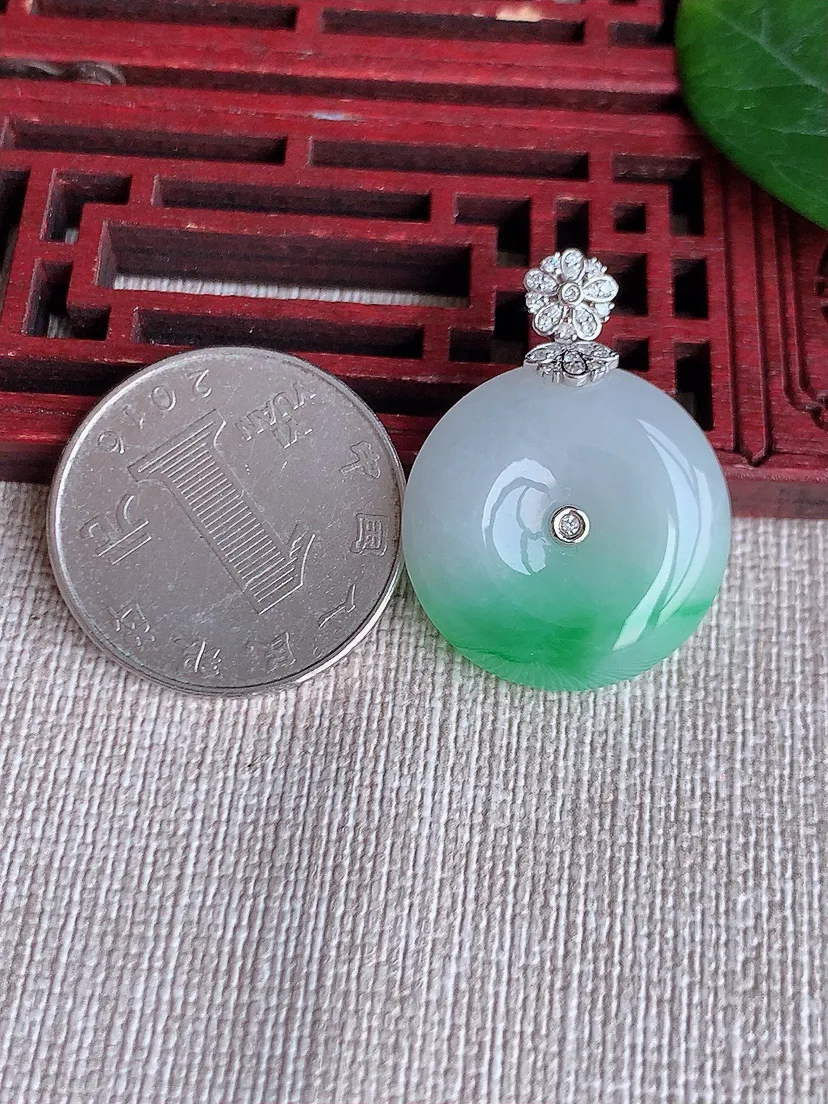 天然A货翡翠18K金伴飘绿平安扣吊坠尺寸30×22.4×6.5m量7.75g 0508