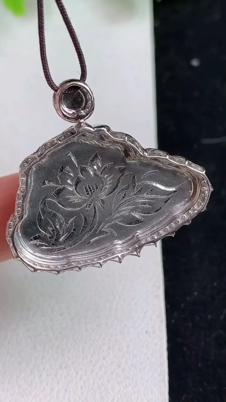 天然A货翡翠麒麟牌吊坠，尺寸29-33-8，裸石19-29.3，重量:5.32g
5月9日