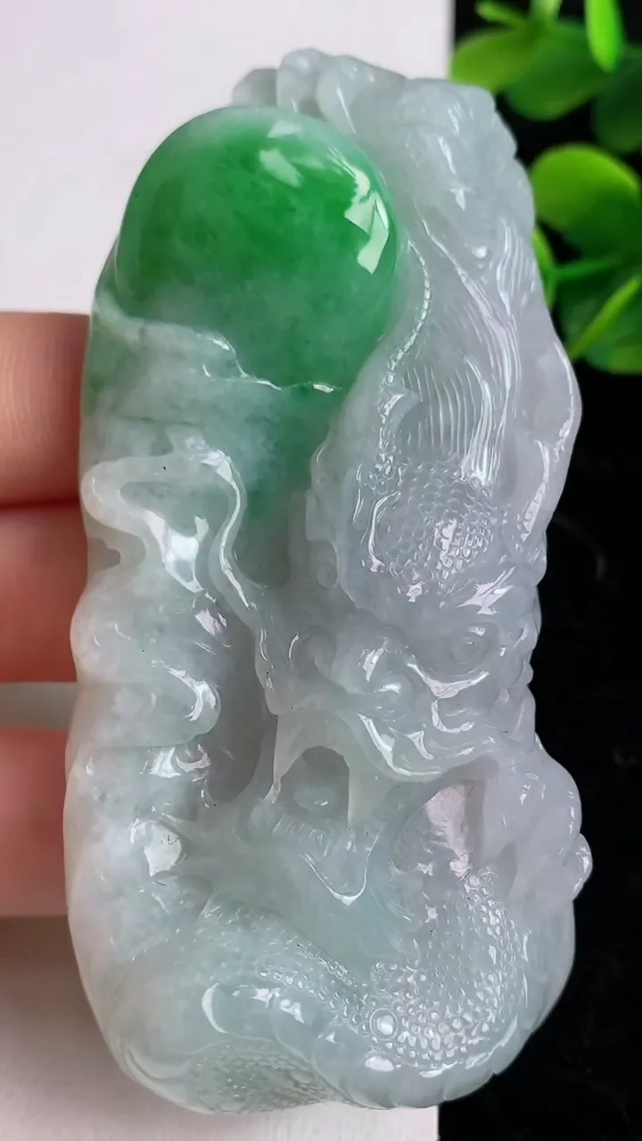 天然A货翡翠龙牌吊坠，尺寸83-40-14，重:80.10g
5月9日