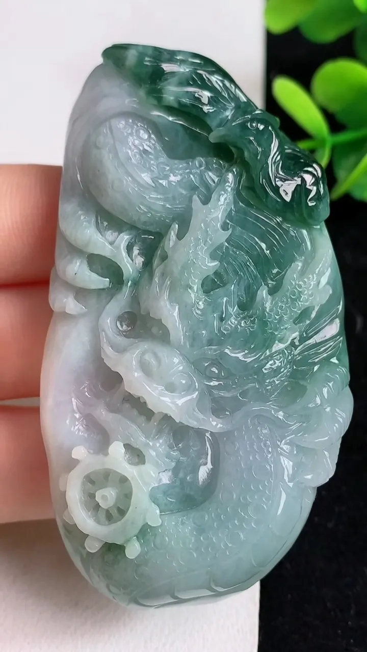 天然A货翡翠飘花龙牌吊坠，尺寸72.8-40.7-13.5，重:70.66g
5月9日