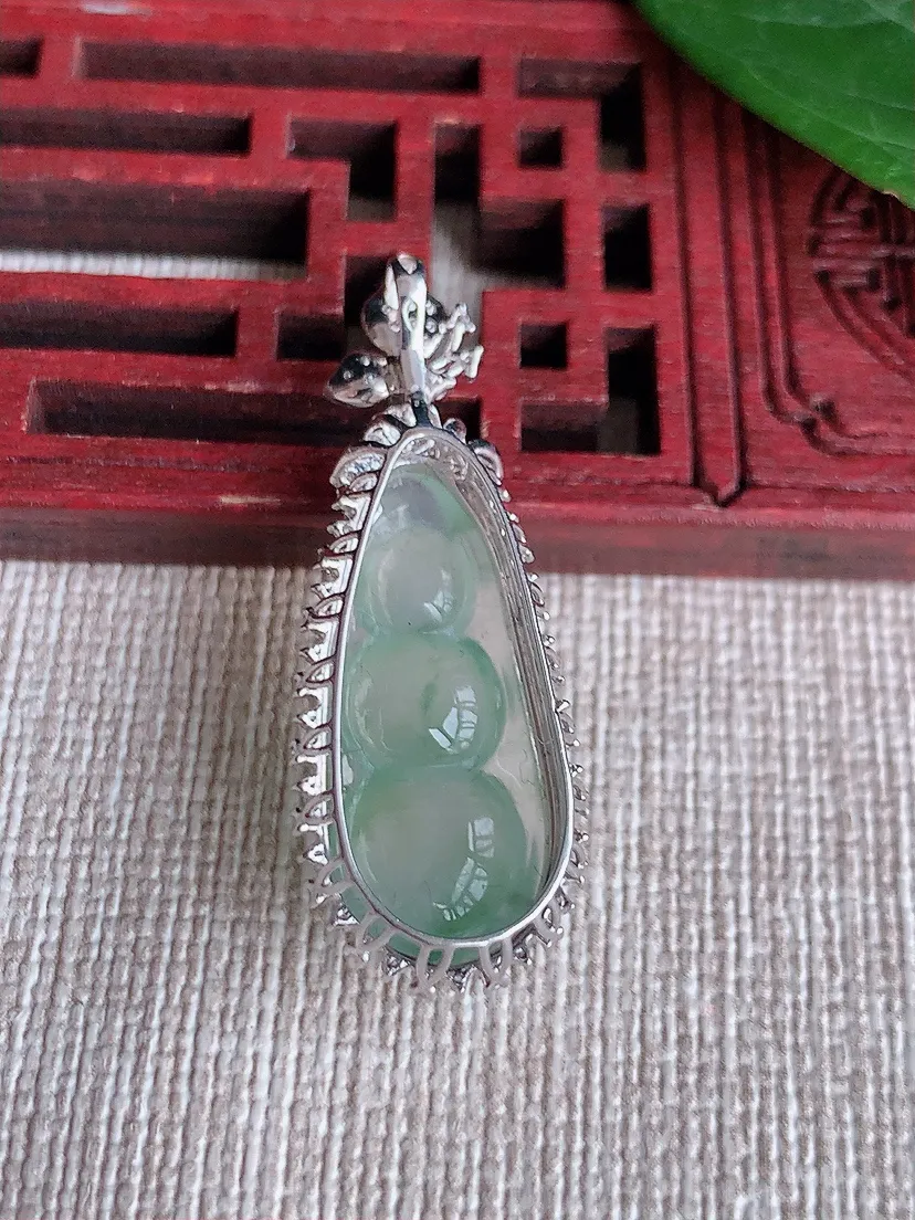 天然A货翡翠18K金伴飘花四季豆福豆平安豆吊坠尺寸34.4×13×9.5裸石23.4×10m量3.5