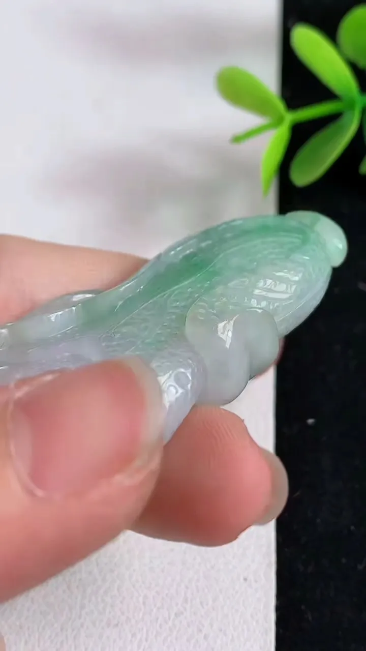天然A货翡翠白菜吊坠，尺寸52.5-26.3-13，重:26.57g
5月9日