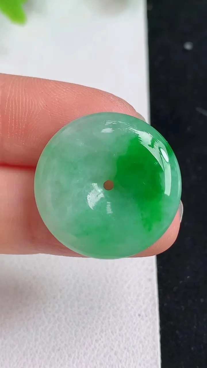 天然A货翡翠平安扣吊坠，尺寸23-4.8，重量:5.35g
5月9日