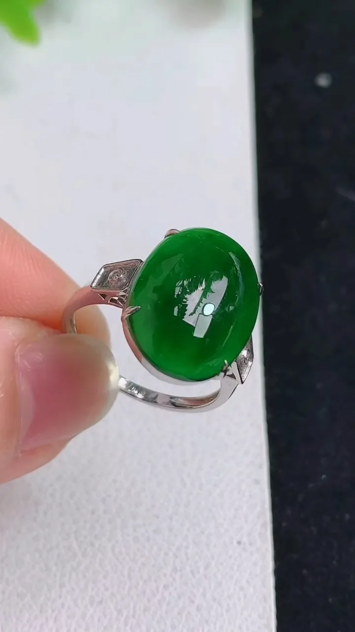 天然A货翡翠蛋面戒指，尺寸16.7-16-11.8，重量:3.07g2025年5月9日
工厂直销收藏佳品,种好水足，色泽均匀，有种有色，上手高大气！