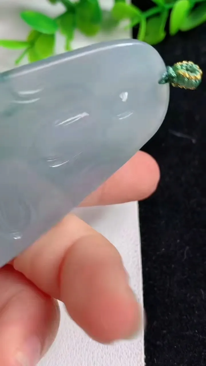 天然A货翡翠飘花阿弥陀佛吊坠，尺寸65.6-38.3-5.4，重量:30.40g
5月9日