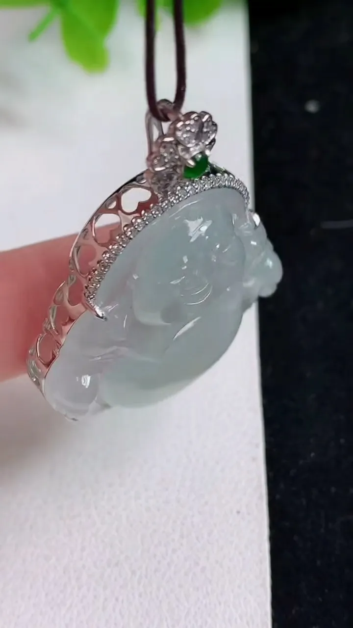 天然A货翡翠白冰佛公吊坠，尺寸31-33-10，重量:12.18g
5月9日