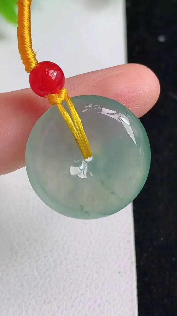 天然A货翡翠平安扣吊坠，尺寸22-6，重量:6.45g
5月9日