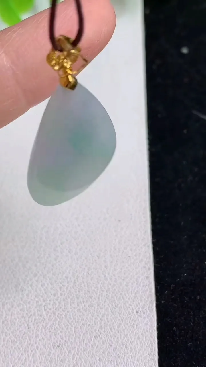 天然A货翡翠水滴吊坠，尺寸27.6-18-5，重量:4.94g
5月9日