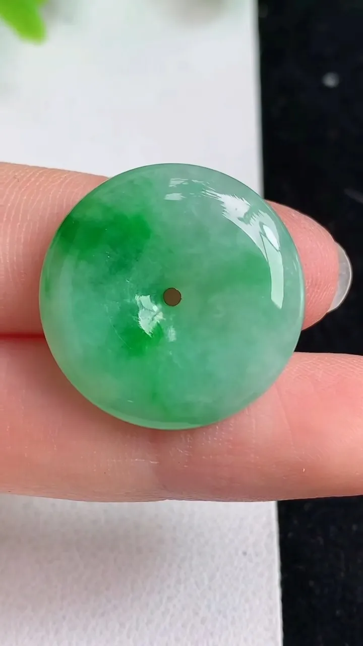 天然A货翡翠平安扣吊坠，尺寸23-4.8，重量:5.35g
5月9日