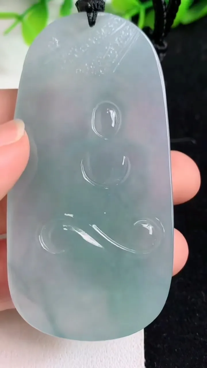 天然A货翡翠大日如来吊坠，尺寸71-36.2-6.3，重量:45.00g
5月9日
