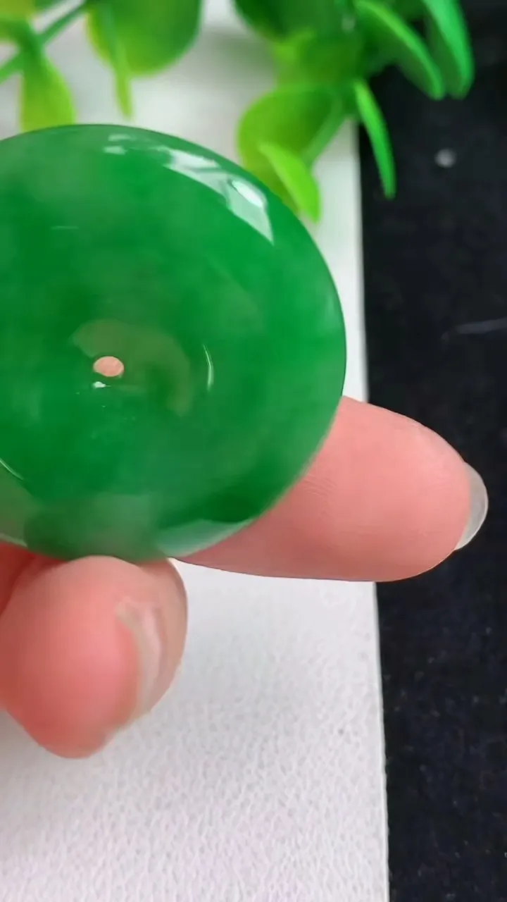 天然A货翡翠平安扣吊坠，尺寸32-5.7，重量:12.57g
5月9日
