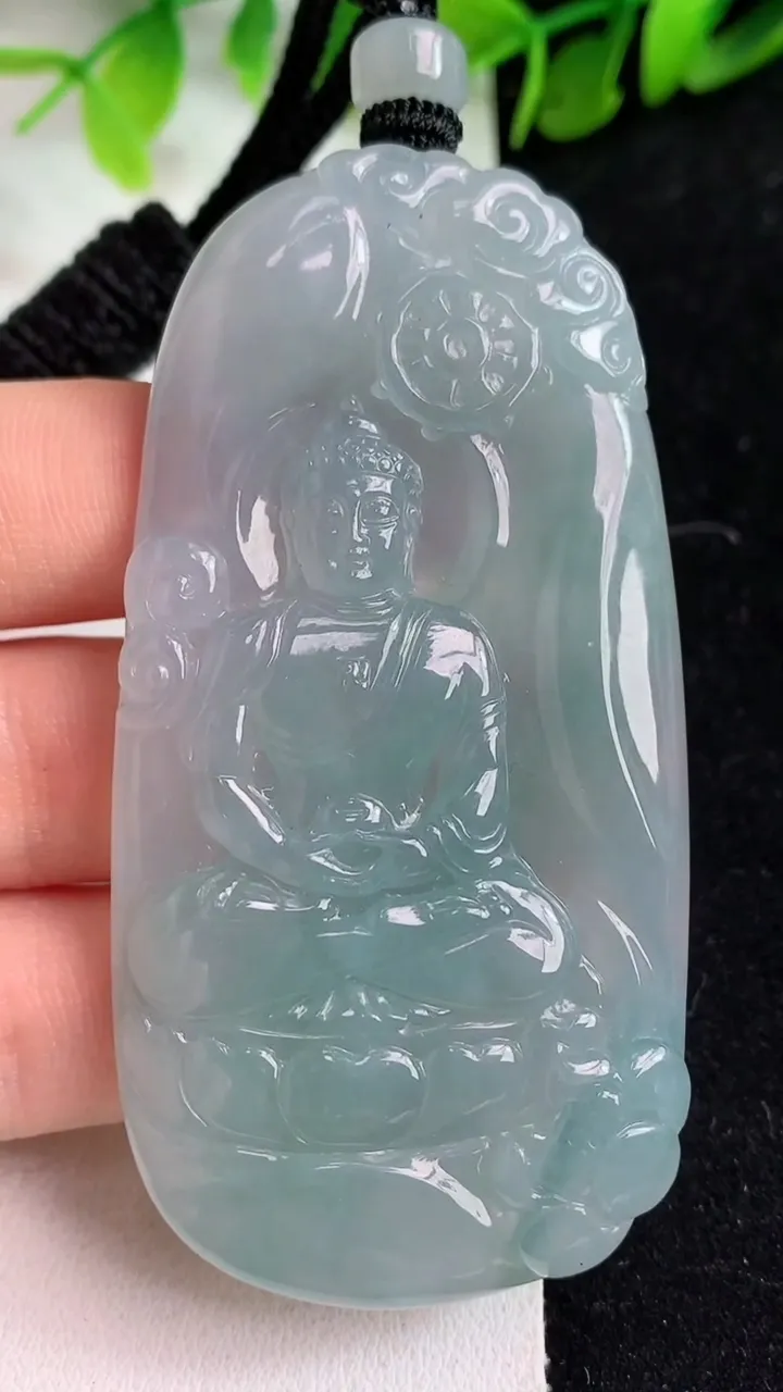 天然A货翡翠大日如来吊坠，尺寸71-36.2-6.3，重量:45.00g
5月9日