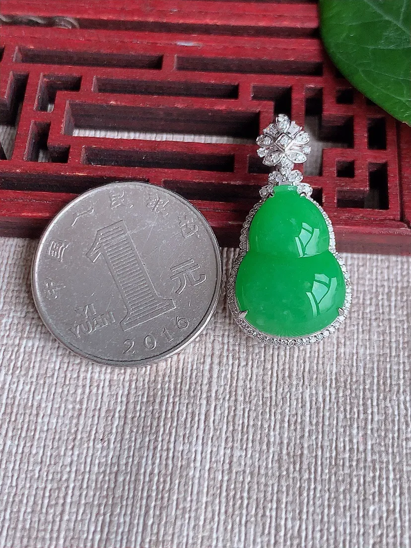 天然A货翡翠18K金伴阳绿葫芦吊坠尺寸30.2×15.6×10.2裸石18.4×13.3m量5.08g 0508