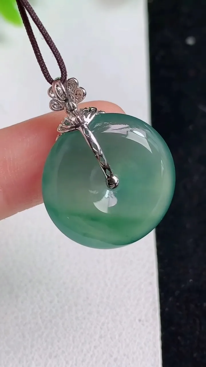 天然A货翡翠平安扣吊坠，尺寸20.5-5，重量:4.80g
5月9日