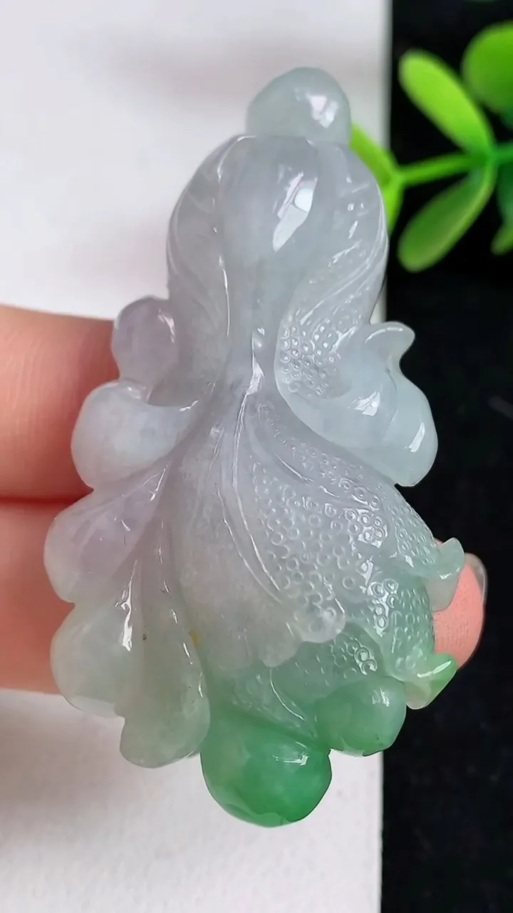 天然A货翡翠白菜吊坠，尺寸57.4-30.6-14.1，重:28.37g
5月9日
