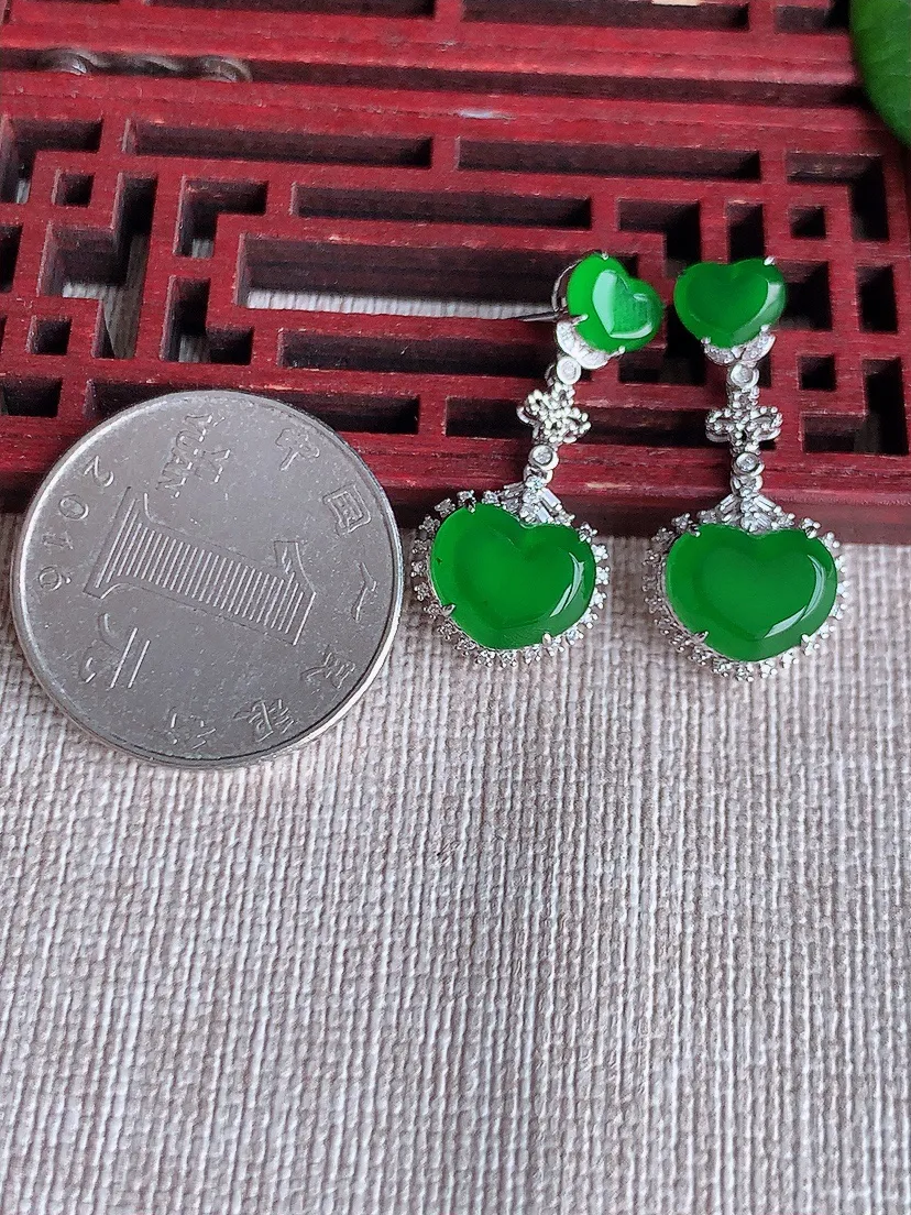 天然A货翡翠18K金伴钻镶嵌满绿爱心耳坠 尺寸8.5×10.3×6mm 重量4.05g 0508