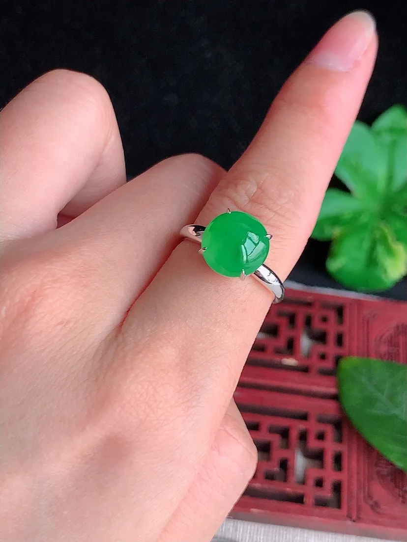 天然A货翡翠18K金伴钻镶嵌阳绿蛋面戒指 圈口17.5裸石尺寸10mm 重量3.10g 0508