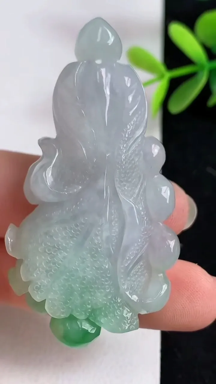 天然A货翡翠白菜吊坠，尺寸57.4-30.6-14.1，重:28.37g
5月9日