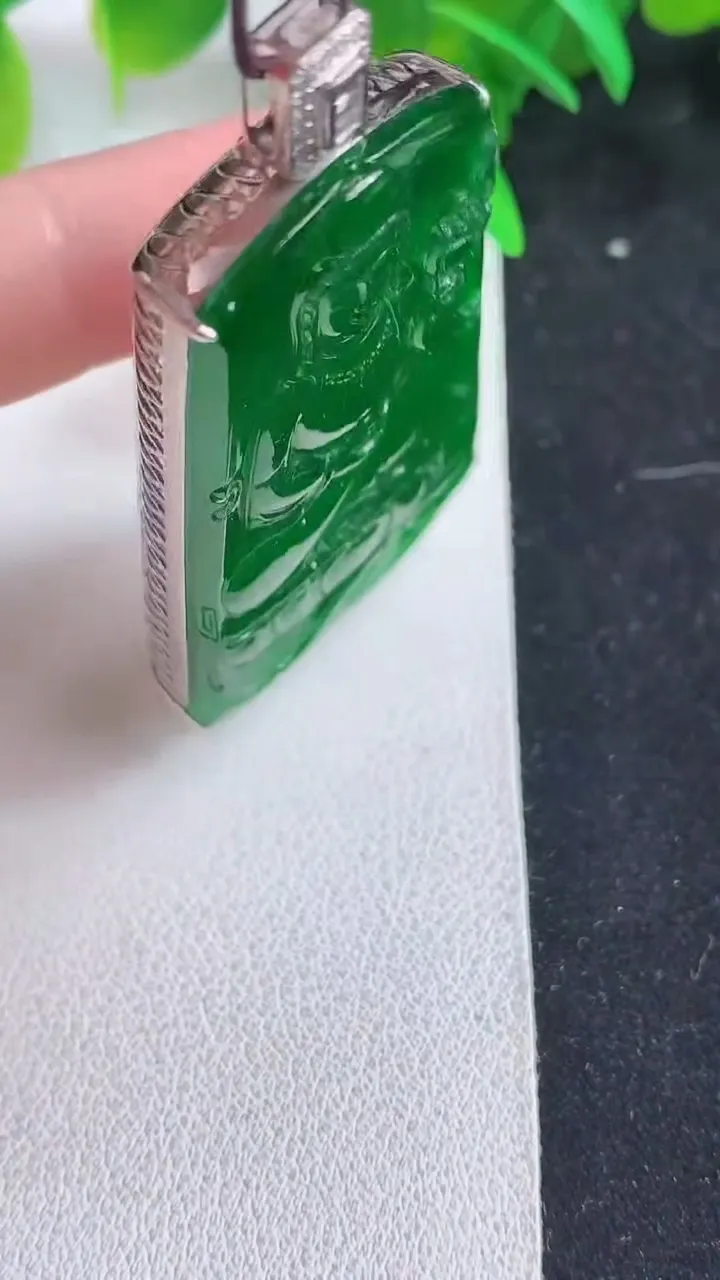 天然A货翡翠大势至观音菩萨吊坠，尺寸47.6-30-10.5，重量:19.30g
5月9日