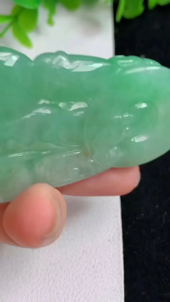 天然A货翡翠观音菩萨吊坠，尺寸61.3-35.2-7.2，重量:34.80g
5月9日