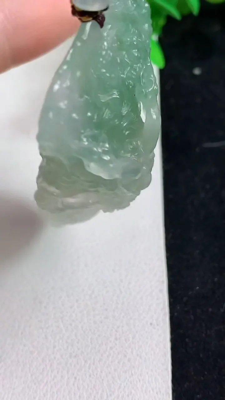 天然A货翡翠龙牌吊坠，尺寸56.5-33.6-17.4，重量:45.93g
5月9日