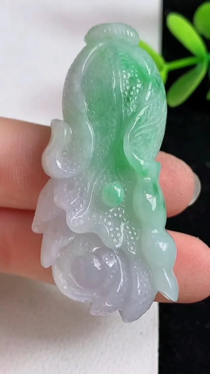 天然A货翡翠白菜吊坠，尺寸52.5-26.3-13，重:26.57g
5月9日