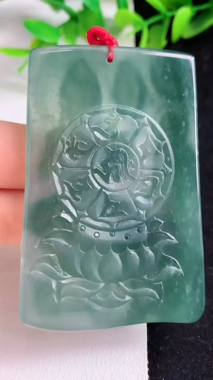 天然A货翡翠蓝水普贤菩萨吊坠，尺寸64.6-42.6-6.7，重量:41.84g
5月9日