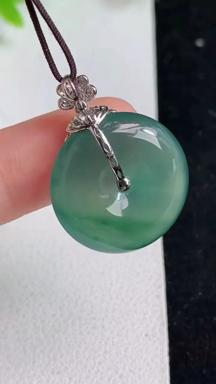 天然A货翡翠平安扣吊坠，尺寸20.5-5，重量:4.80g
5月9日